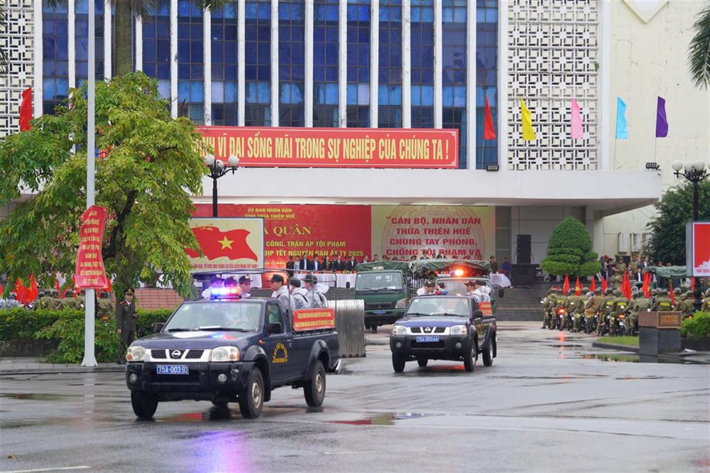 Lực lượng Công an thành phố Huế ra quân trấn công trấn áp tội phạm, bảo đảm an ninh, trật tự trên địa bàn.