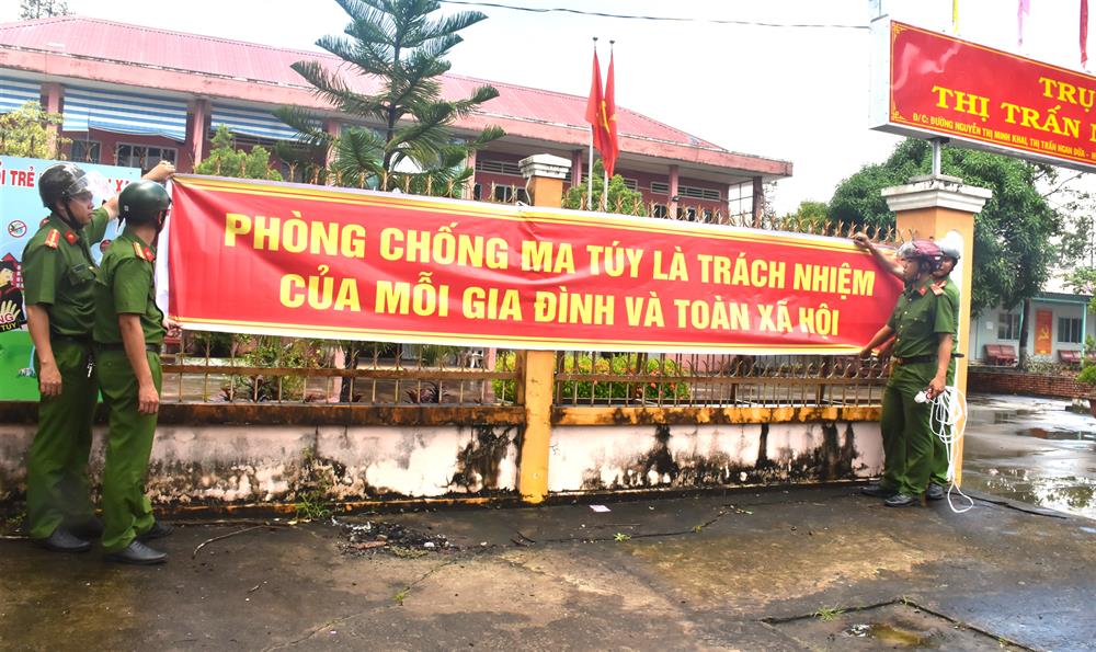 Lực lượng Công an treo khẩu hiệu tuyên truyền phòng, chống ma túy.