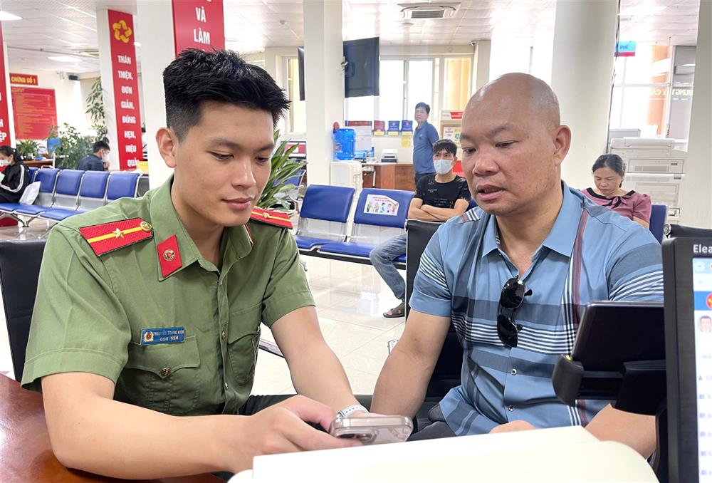 Cán bộ Phòng Hồ sơ nghiệp vụ hướng dẫn công dân thực hiện các thủ tục cấp phiếu Lý lịch tư pháp.