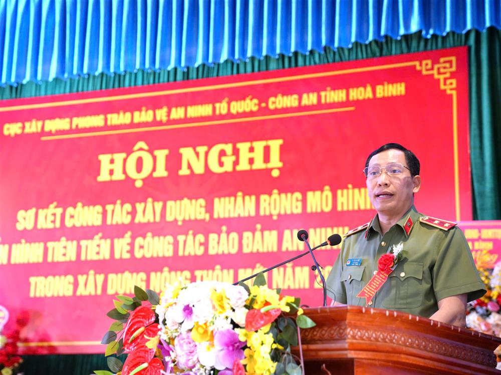 Thứ trưởng Lê Văn Tuyến trao hoa và quà tặng chính quyền và Công an xã Lạc Thịnh.