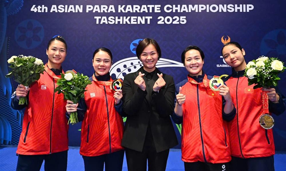 Đội tuyển kata nữ Việt Nam đoạt Huy chương Vàng đồng đội. Ảnh: AKF