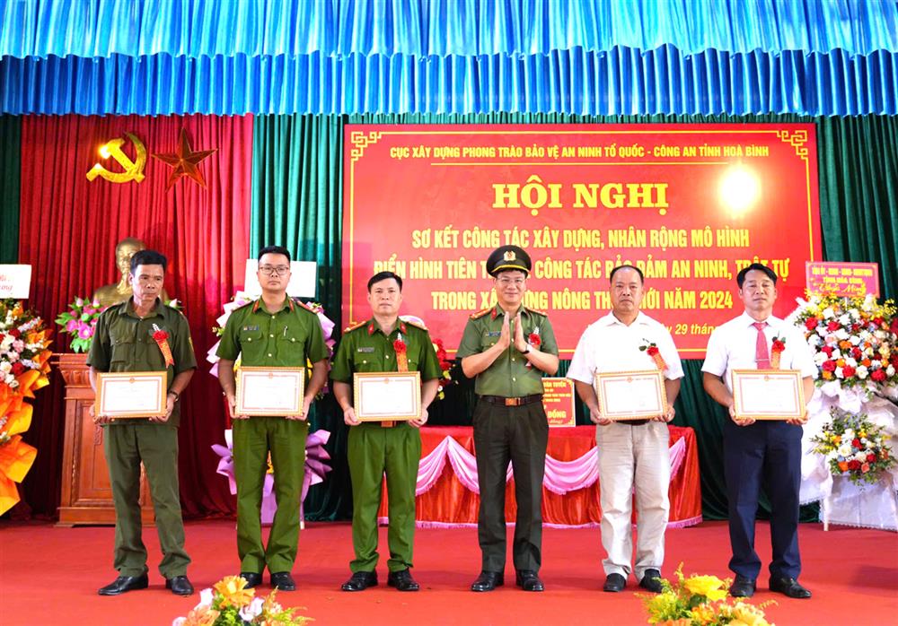 Đại tá Đỗ Thanh Bình, Giám đốc Công an tỉnh Hòa Bình trao Giấy khen của Công an tỉnh tặng tập thể, cá nhân có thành tích xuất sắc.