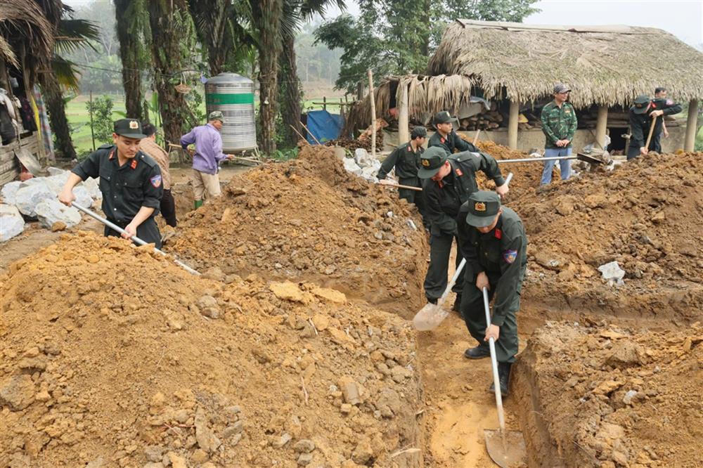 Lực lượng Công an các cấp đóng góp hàng ngàn ngày công, trực tiếp cùng Nhân dân tu sửa, xây dựng nhà.