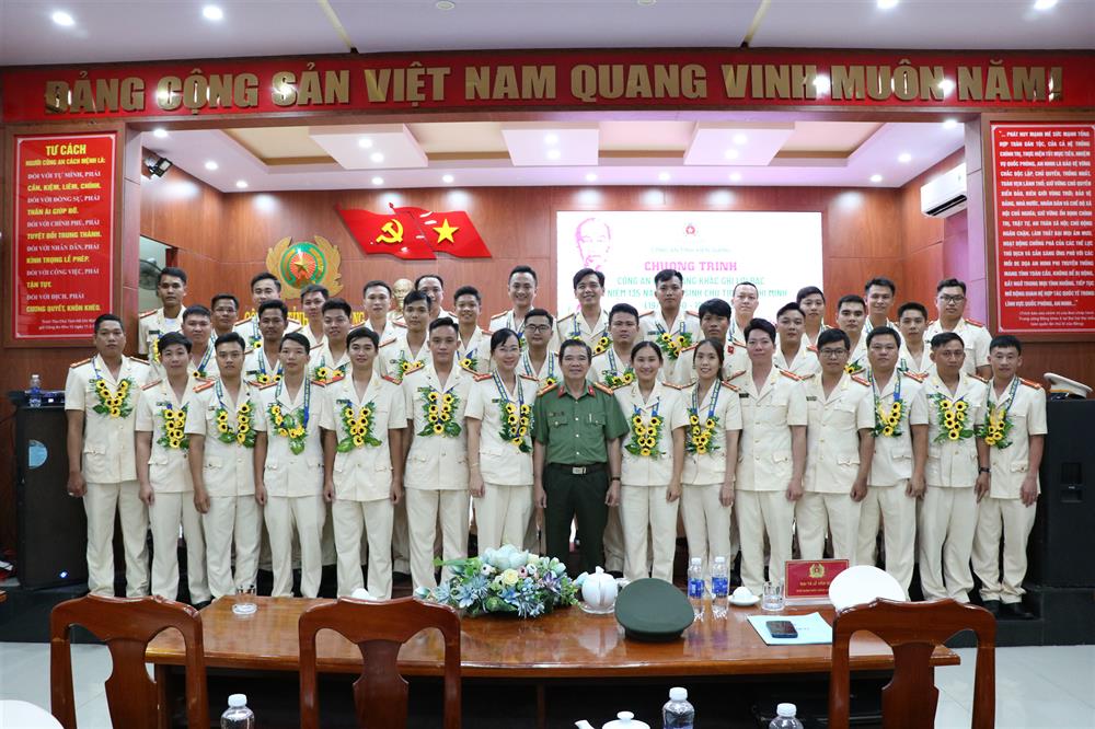 Đại tá Lê Văn Quý – Phó Giám đốc Công an tỉnh trao Giấy khen và biểu trưng cho đảng viên trẻ tiêu biểu, đoàn viên tiên tiến làm theo lời Bác năm 2025.