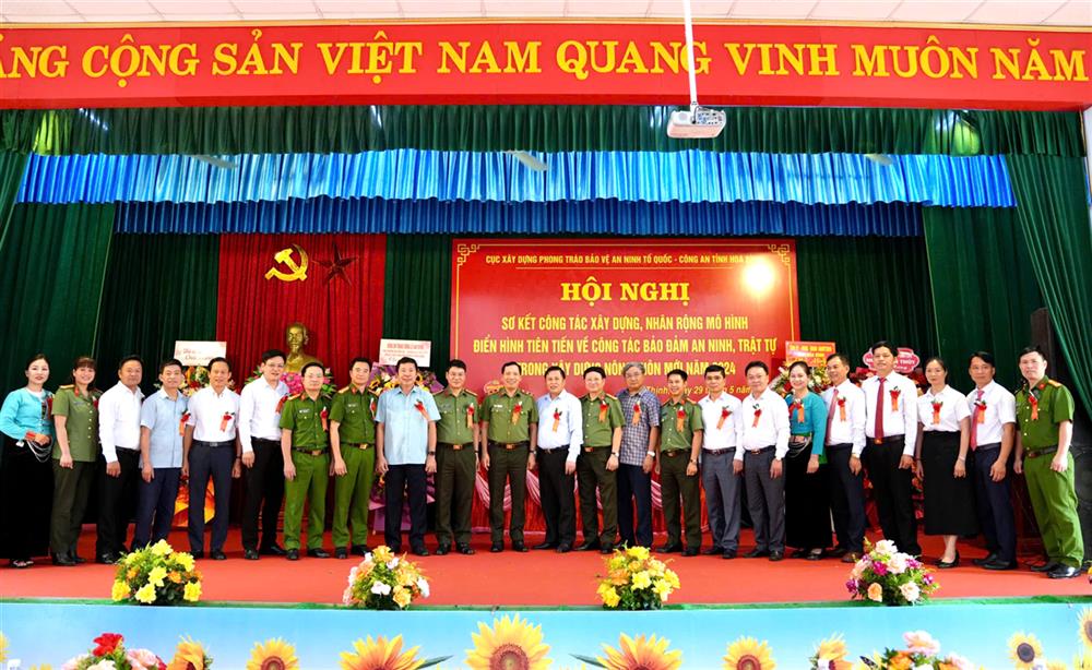 Thứ trưởng Lê Văn Tuyến và các đại biểu dự Hội nghị.