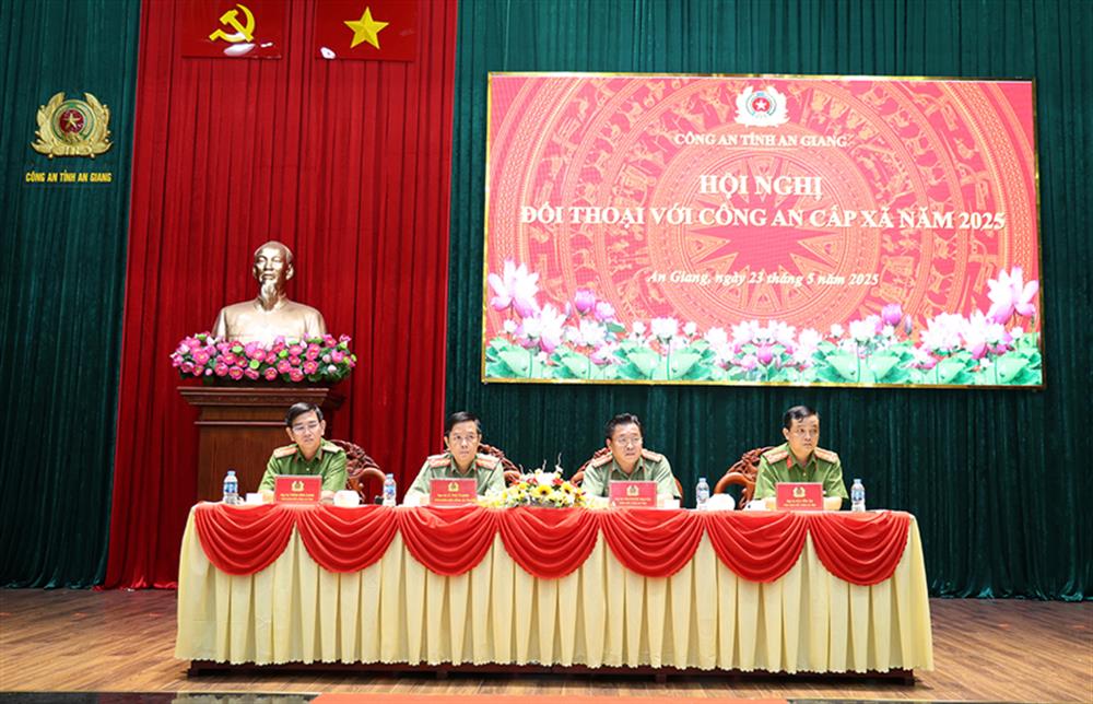 Ban Giám đốc Công an tỉnh lắng nghe các kiến nghị, đề xuất của Công an cấp xã.