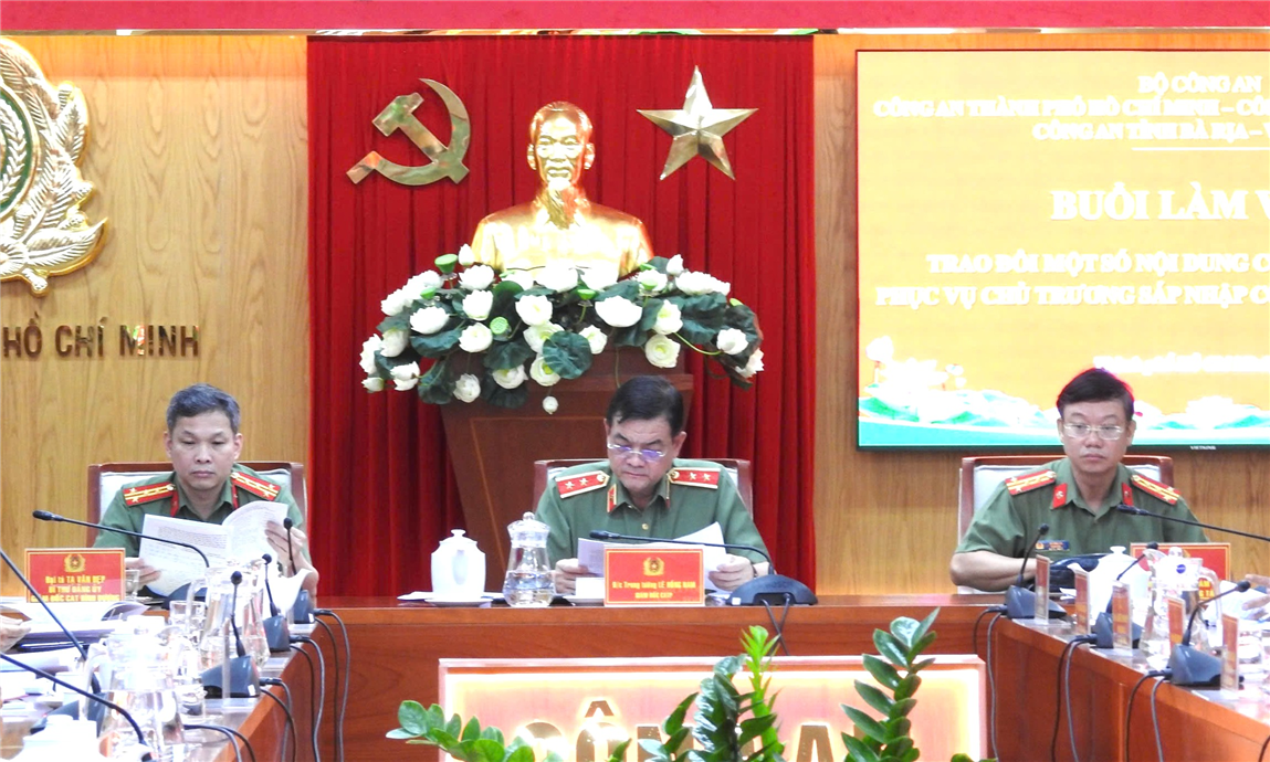 Các đồng chí Giám đốc Công an 03 địa phương chủ trì buổi làm việc.