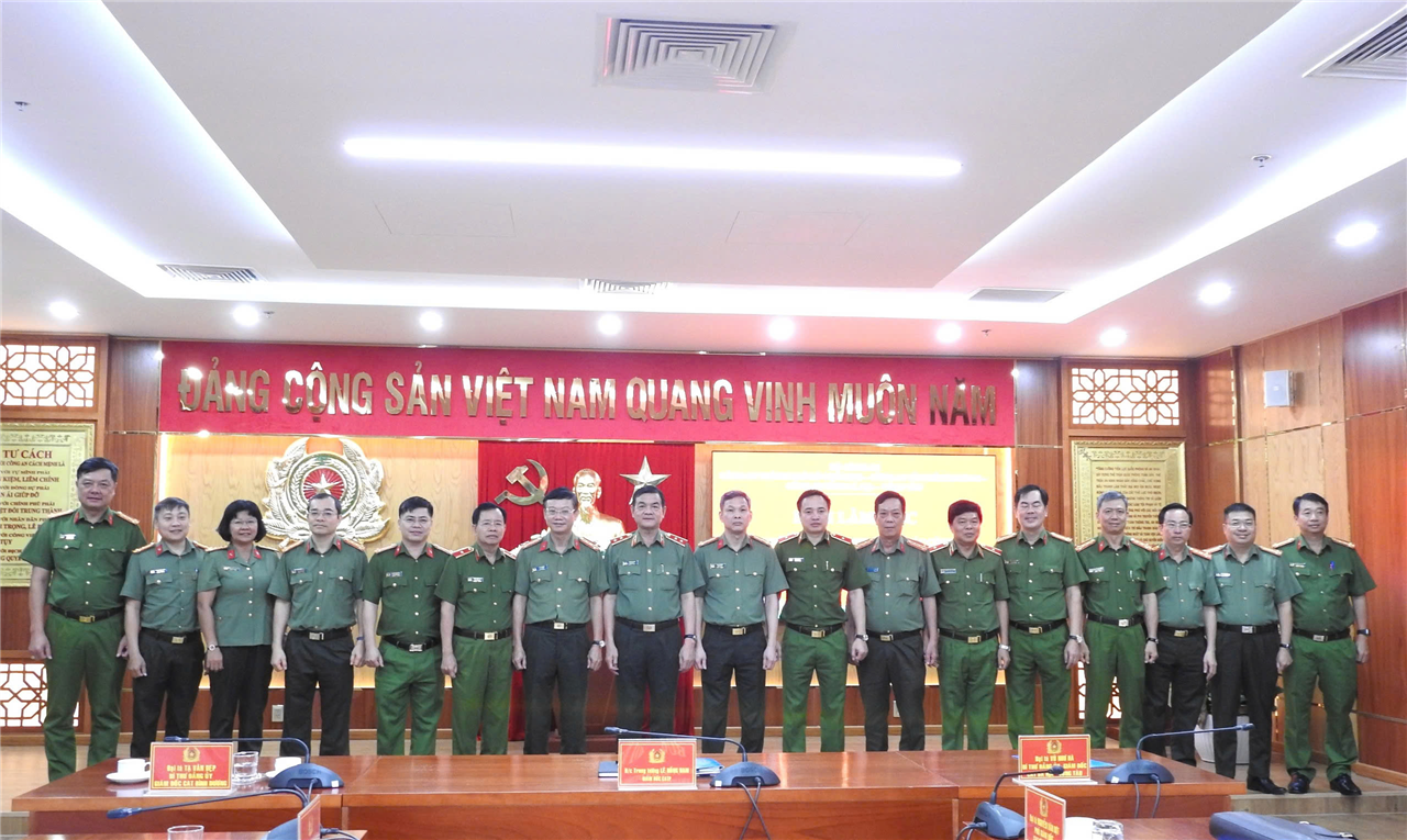 Các đại biểu dự buổi làm việc.