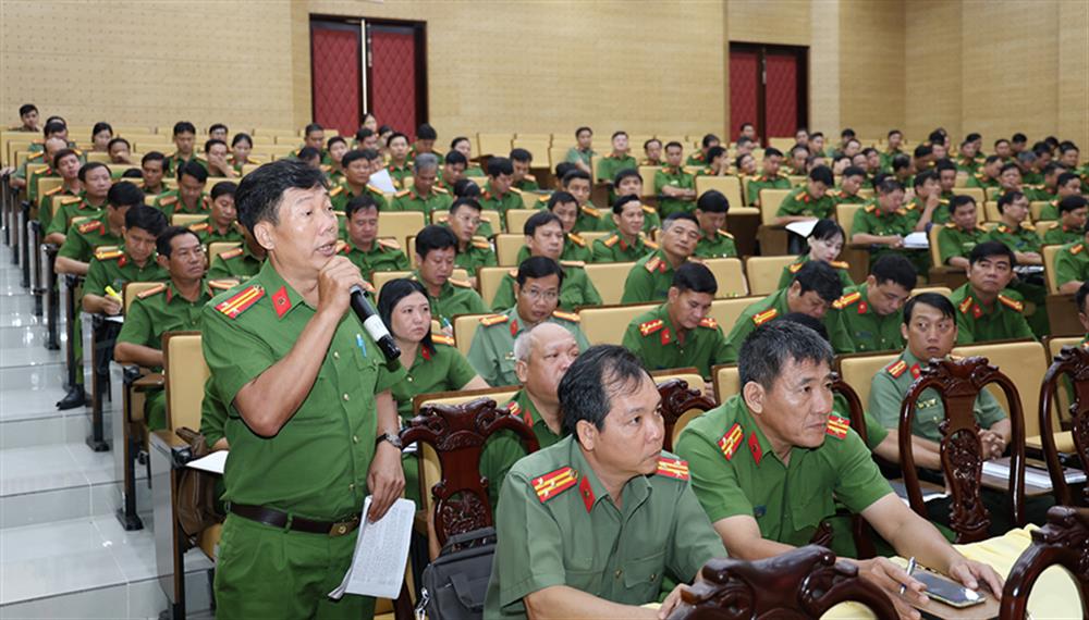 Chỉ huy Công an cấp xã phát biểu tại buổi đối thoại.