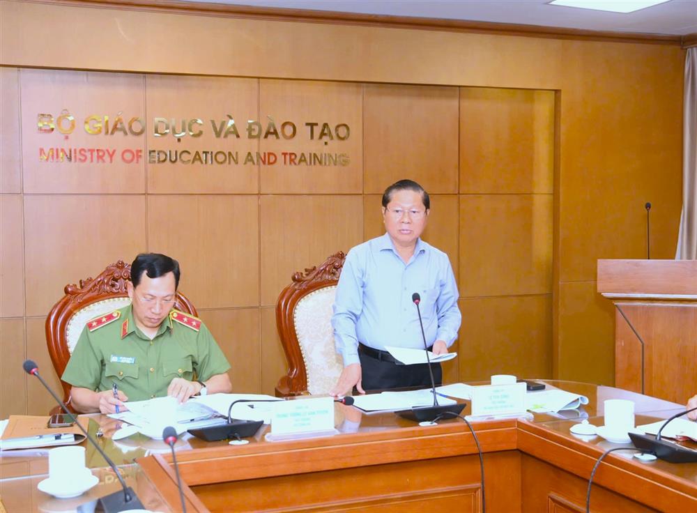 Đồng chí Lê Tấn Dũng, Thứ trưởng Bộ Giáo dục và Đào tạo phát biểu tiếp thu ý kiến của Đoàn kiểm tra.