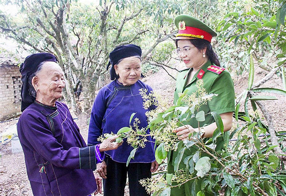 Đại úy Chu Thị Hồng Hà thăm hỏi tình hình sản xuất vải thiều của đồng bào dân tộc Nùng ở thôn Cái Cặn, xã Hộ Đáp, huyện Lục Ngạn, Bắc Giang.