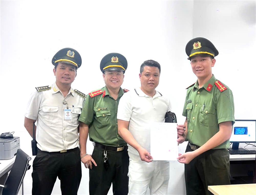 Đội An ninh hàng không, Phòng Quản lý xuất nhập cảnh trao trả lại tài sản cho anh Nguyễn Vũ Bảo.