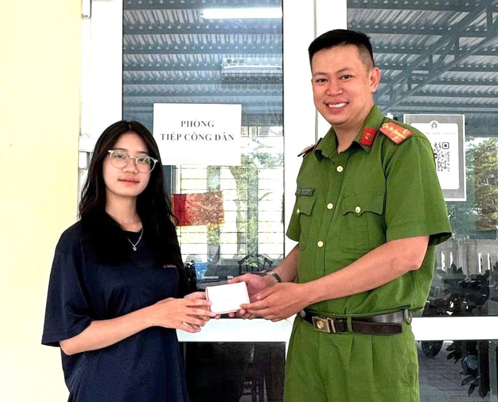 Công an phường Thủy Vân trao trả tài sản cho người bị đánh rơi. 