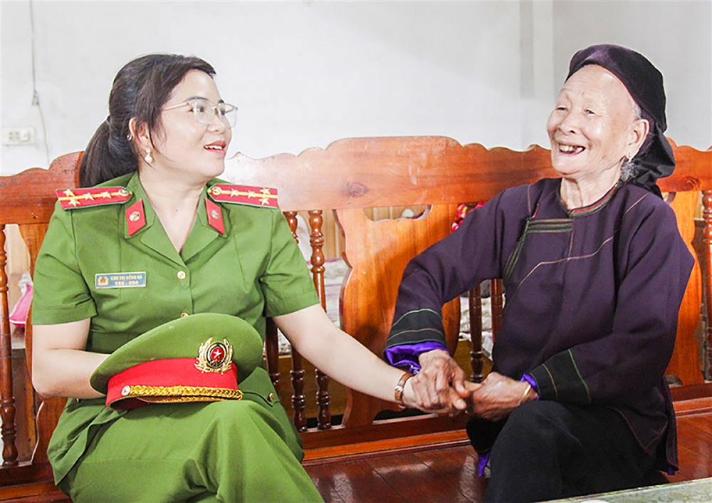 Đại úy Chu Thị Hồng Hà được đồng bào các dân tộc ở xã Hộ Đáp quý mến, tin tưởng.