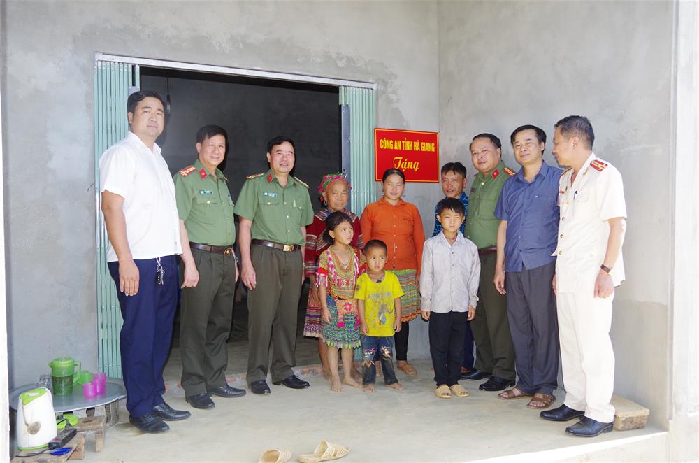 Đại tá Phan Huy Ngọc, Nguyên Giám đốc Công an tỉnh (nay là Chủ tịch Ủy ban nhân dân tỉnh Hà Giang) trao nhà tặng hộ nghèo tại thị trấn Cốc Pài, huyện Xín Mần.