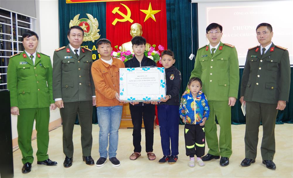 Lãnh đạo Công an tỉnh tặng quà con nuôi Công an xã.