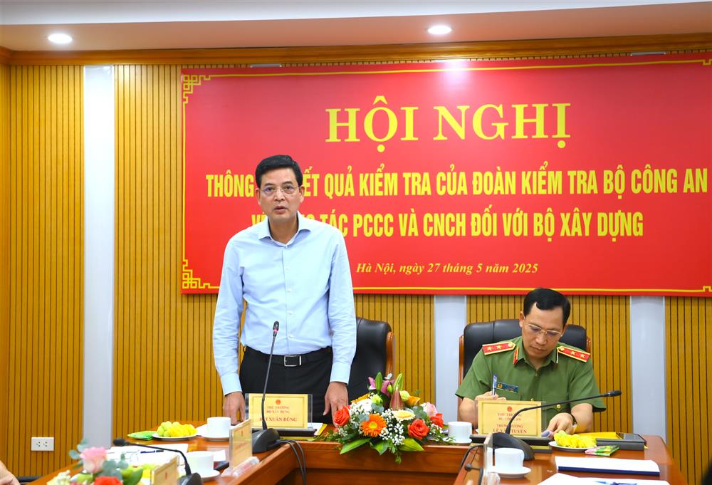Đồng chí Bùi Xuân Dũng, Thứ trưởng Bộ Xây dựng phát biểu tại Hội nghị.