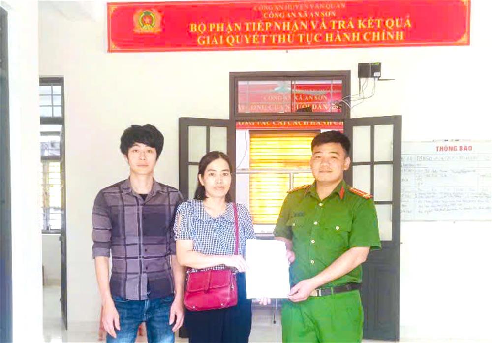 ị Vũ Thị Thoa gửi thư cảm ơn tới cán bộ, chiến sĩ Công an xã An Sơn và anh Lô Văn Tiến (bên trái).
