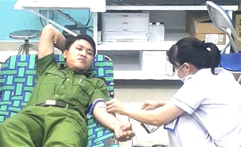 Trung uý Phan Phước Đạt, cán bộ Công an xã Quế Xuân 2 hiến máu giúp nạn nhân qua cơn nguy kịch.