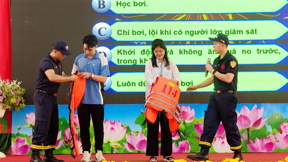 Đoàn viên thanh niên Phòng Cảnh sát PCCC&CNCH tuyên truyền kỹ năng phòng, chống đuối nước cho học sinh Trường THPT chuyên Chu Văn An.