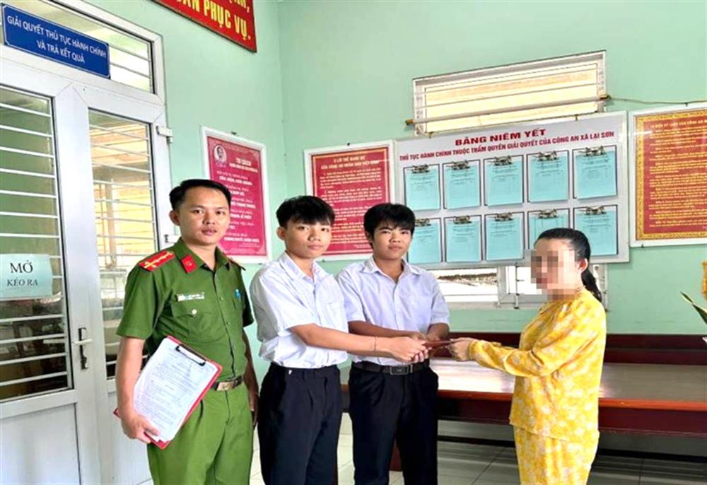 02 em học sinh trao trả toàn bộ tài sản nhặt được cho chị N.T.M.T.