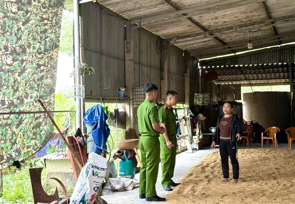 Hỗ trợ người dân phơi thóc, khắc phục thiệt hại sau mưa lũ.
