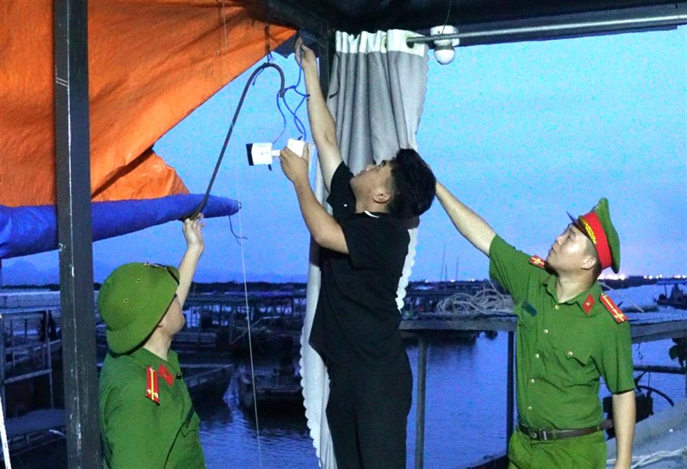 Công an xã Hoàng Tân triển khai mô hình kết nối số giữ biển bình yên vận động nhân dân lắp đặt camera ngoài khu vực nuôi trồng thuỷ hải sản trên biển kết nối vào trụ sở Công an xã.