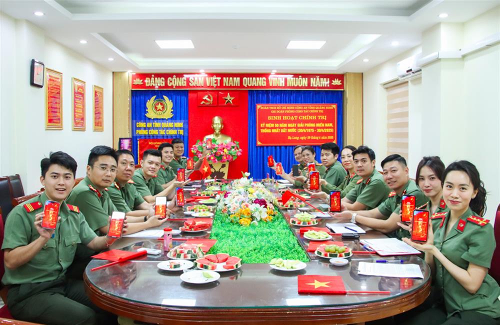 Đoàn viên Chi đoàn đã đồng loạt cài đặt hình nền điện thoại là biểu trưng chính thức kỷ niệm 50 năm Ngày Giải phóng miền Nam, thống nhất đất nước.