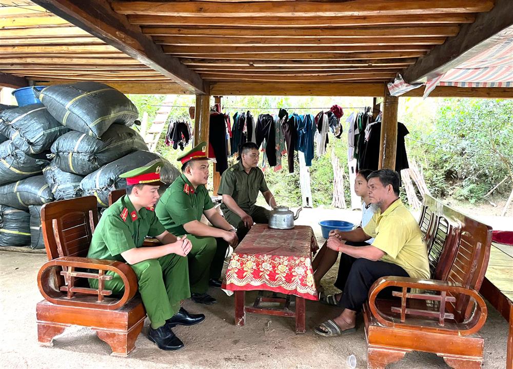 CAX Vĩnh Yên đi tuyên truyền tại các hộ gia đình có con em trong độ tuổi đến trường không nghe theo lòi dụ dỗ của các đối tượng lạ qua mạng xã hội.