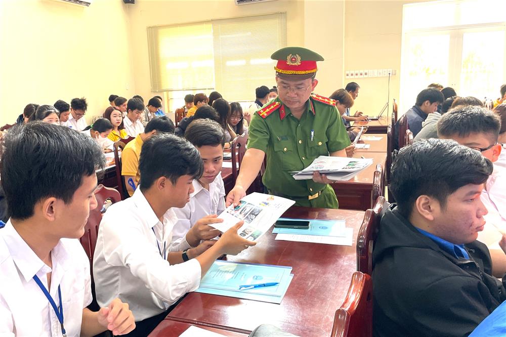 Lực lượng Công an phát tờ rơi tuyên truyền phòng, chống ma túy trong học sinh, sinh viên.