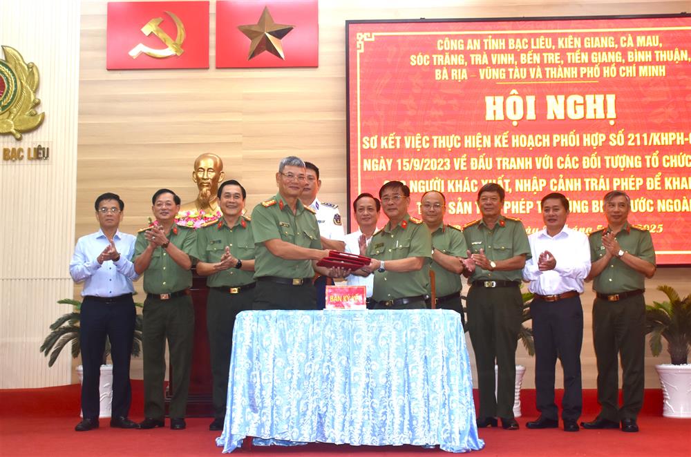 Công an tỉnh Bạc Liêu ký kết bàn giao nhiệm vụ tổ chức Hội nghị sơ kết cho Công an tỉnh Bình Thuận vào kỳ tiếp theo.