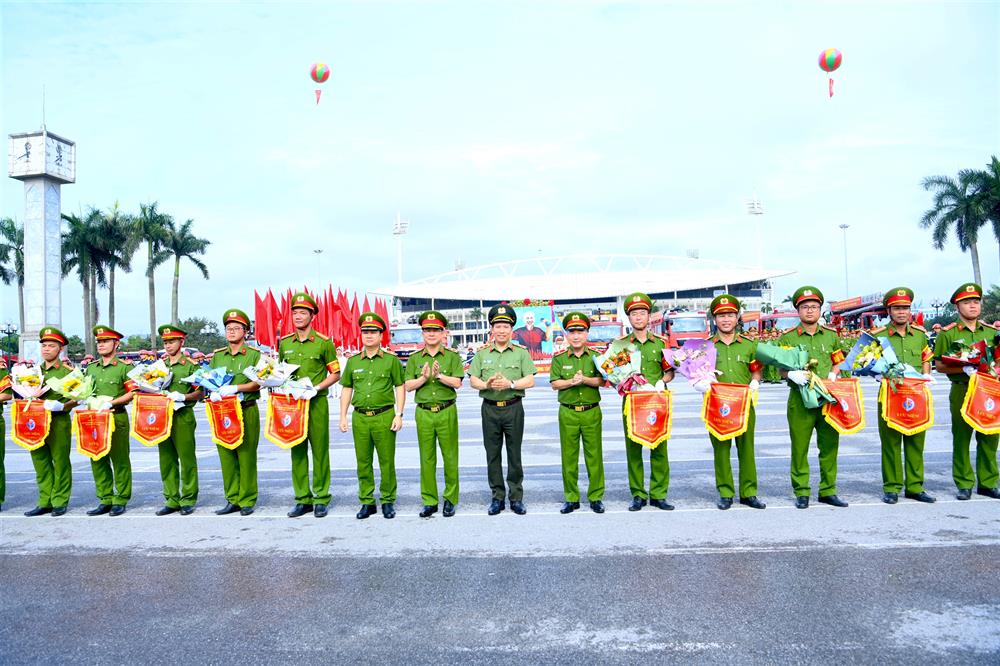 Thứ trưởng Lê Văn Tuyến trao cờ lưu niệm tặng các đội tuyển tham dự Hội thi.