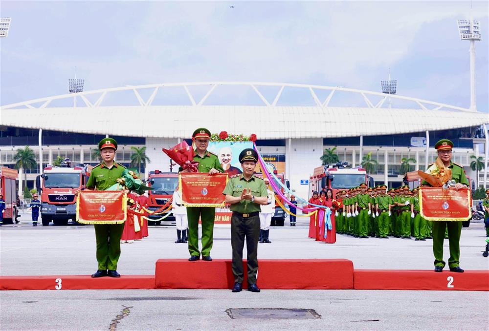Thứ trưởng Lê Văn Tuyến trao giải Nhất toàn Đoàn tặng đội tuyển Công an Hà Nội, giải Nhì toàn Đoàn tặng đội tuyển Công an TP. Hồ Chí Minh, giải Ba toàn Đoàn tặng đội tuyển Trường Đại học PCCC.