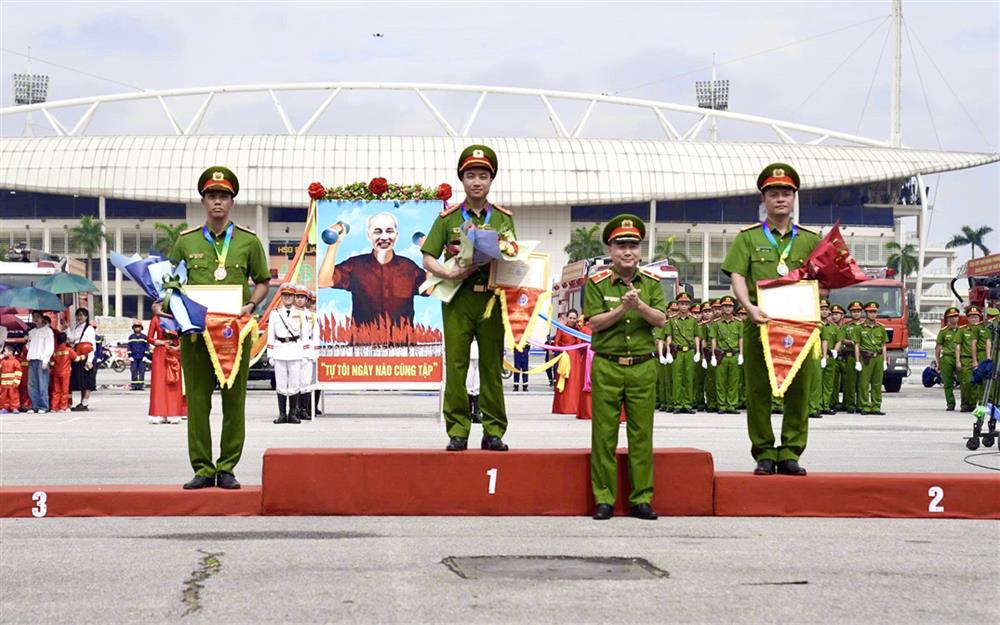 Ban Tổ chức trao các giải Nhất, Nhì, Ba tặng các đội tuyển có thành tích xuất sắc tại 3 nội dung 4x100m chạy tiếp sức cứu người và chữa cháy, Chỉ huy chữa cháy và CNCH và Bơi CNCH.