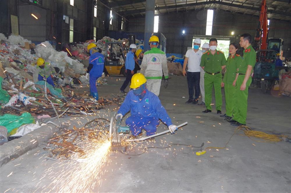Lực lượng Công an phối hợp với Công ty cổ phần môi trường Việt Xuân Mới tiêu hủy vũ khí, công cụ hỗ trợ