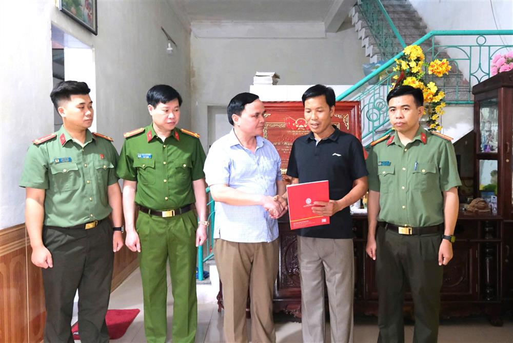 Đoàn công tác Công an tỉnh Cao Bằng chia sẻ, động viên gia đình Liệt sĩ Thiếu tá Nguyễn Đăng Khải.