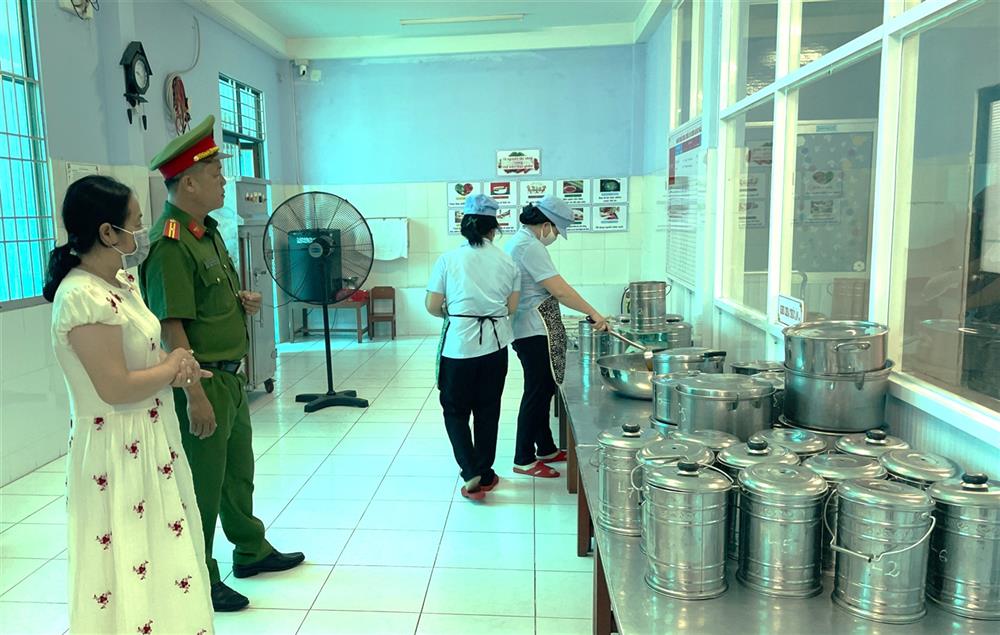 Lực lượng Công an kiểm tra bếp ăn tập thể tại các trường học trên địa bàn.