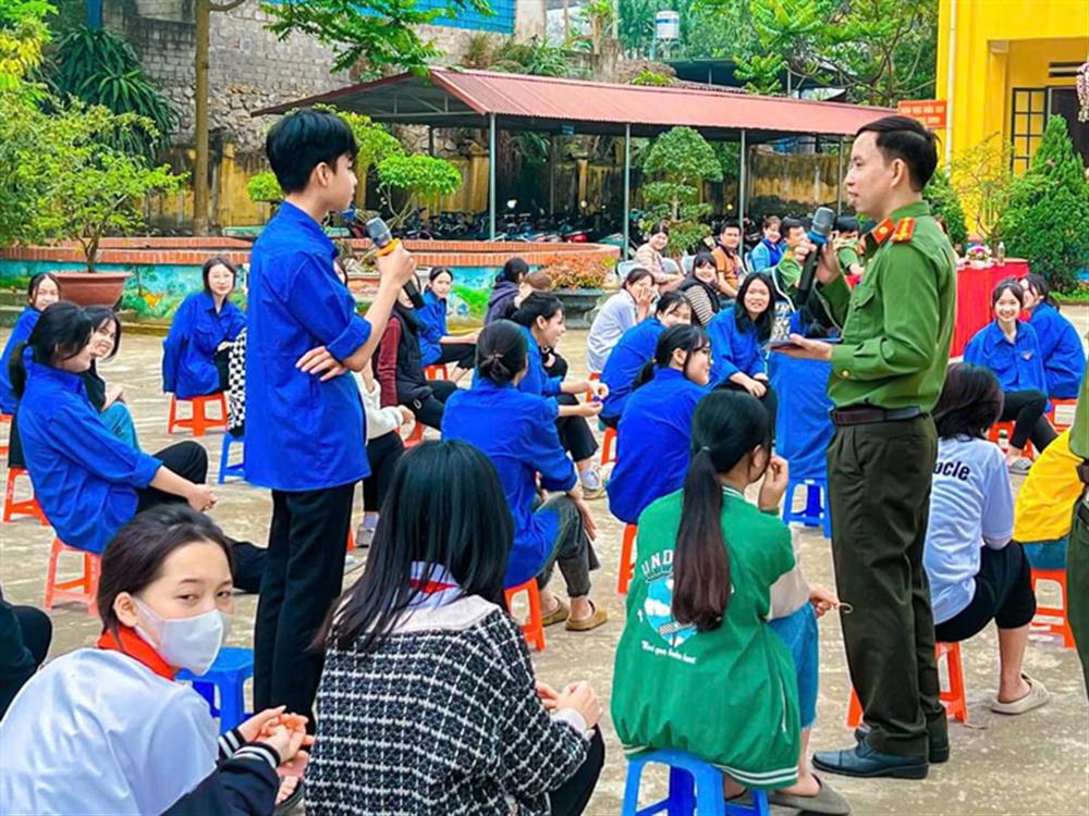 Lồng ghép các hoạt động tuyên truyền pháp luật về tội phạm công nghệ cao cho các em học sinh vùng cao biên giới.
