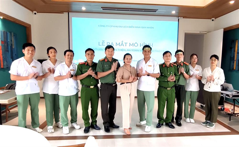 Lực lượng công an tham dự lễ ra mắt mô hình đảm bảo ANTT ở khu nghỉ dưỡng.