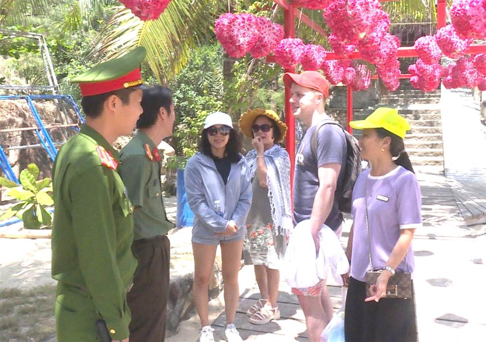 Lực lượng Công an tỉnh Bình Định trao đổi thông tin với khách du lịch tại Khu du lịch Kỳ Co, Nhơn Lý