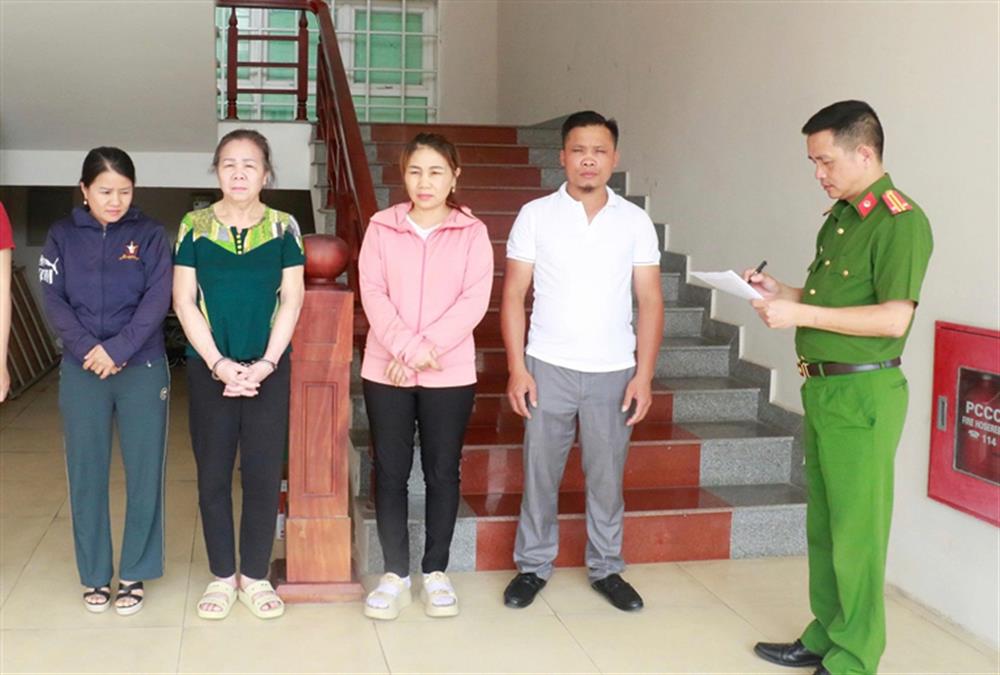 Các đối tượng tại cơ quan Công an.