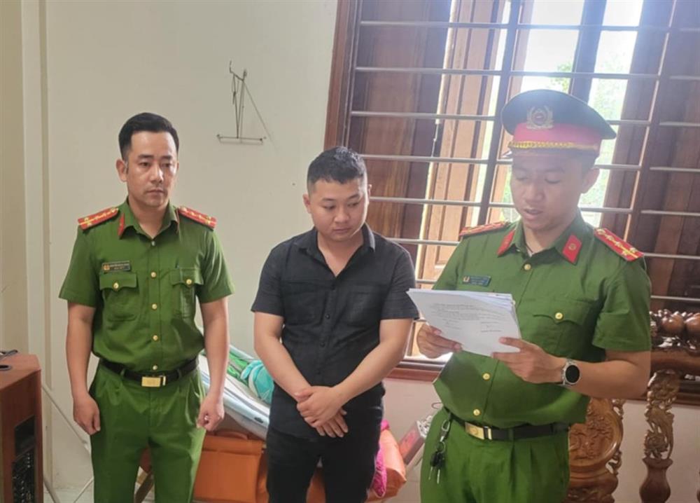 Cơ quan Công an tống đạt lệnh bắt đối tượng Đoàn Thanh Phong.