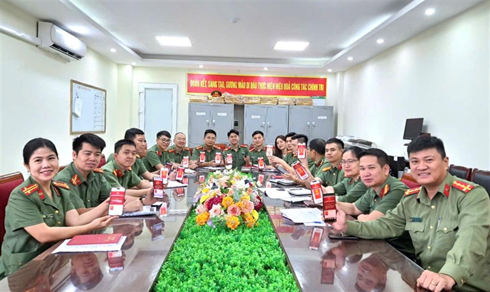 CBCS Phòng Công tác chính trị tham gia ý kiến sửa đổi, bổ sung Hiến pháp 2013 qua ứng dụng VneID.