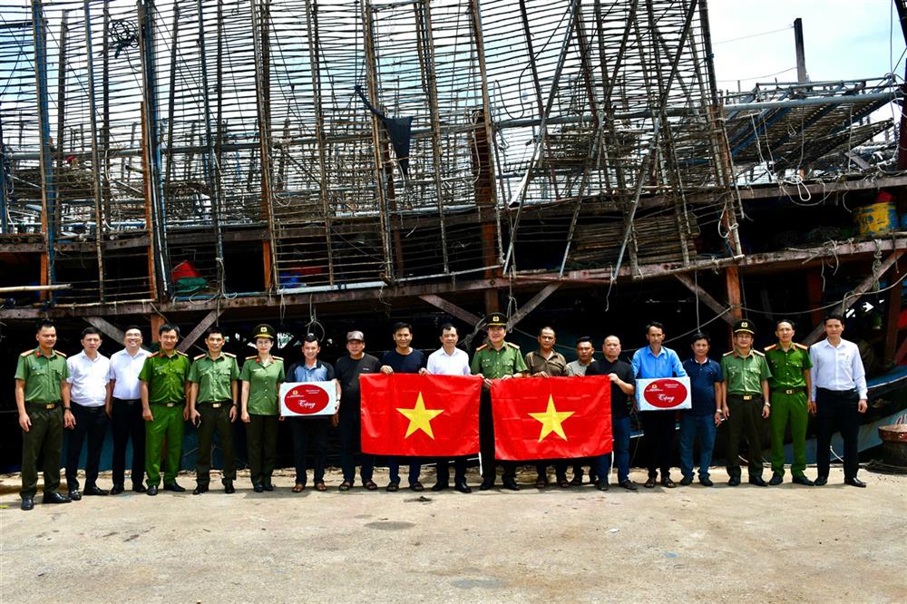 Các đơn vị trao cờ Tổ quốc tặng các chủ tàu cá.