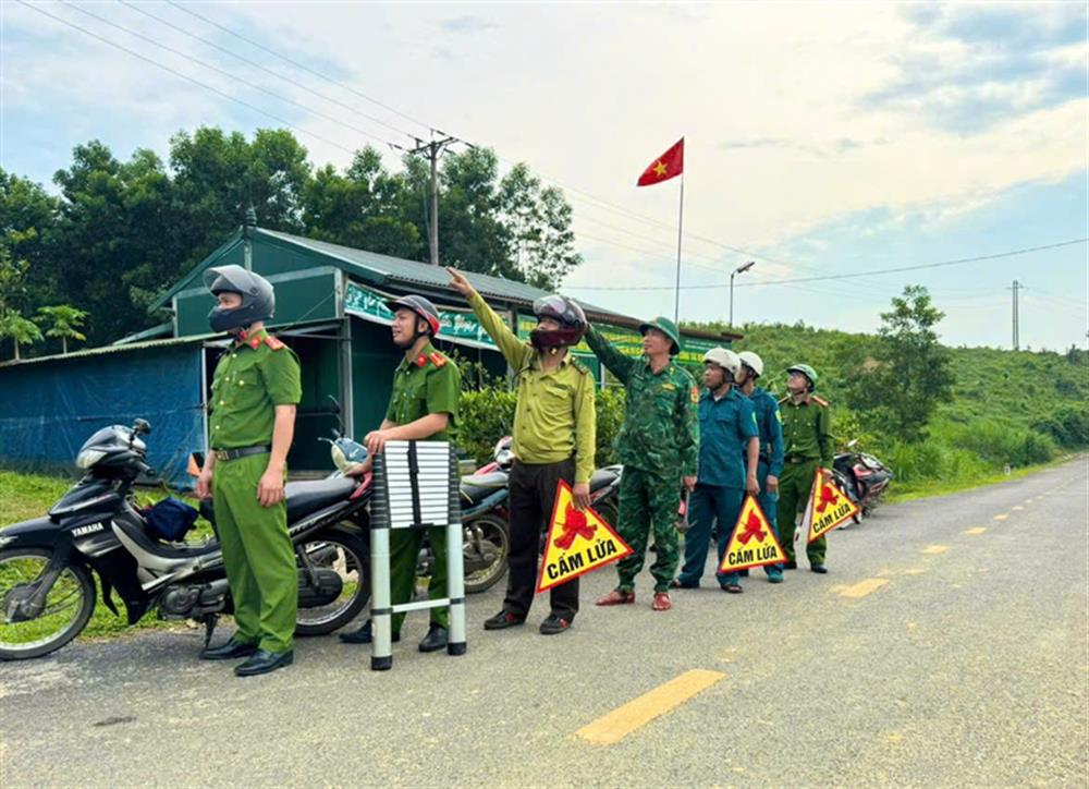 Lực lượng Công an xã trên địa bàn tỉnh Hà Tĩnh phối hợp với lực lượng kiểm lâm và lực lượng tham gia bảo vệ an ninh, trật tự ở cơ sở tăng cường công tác tuần tra.