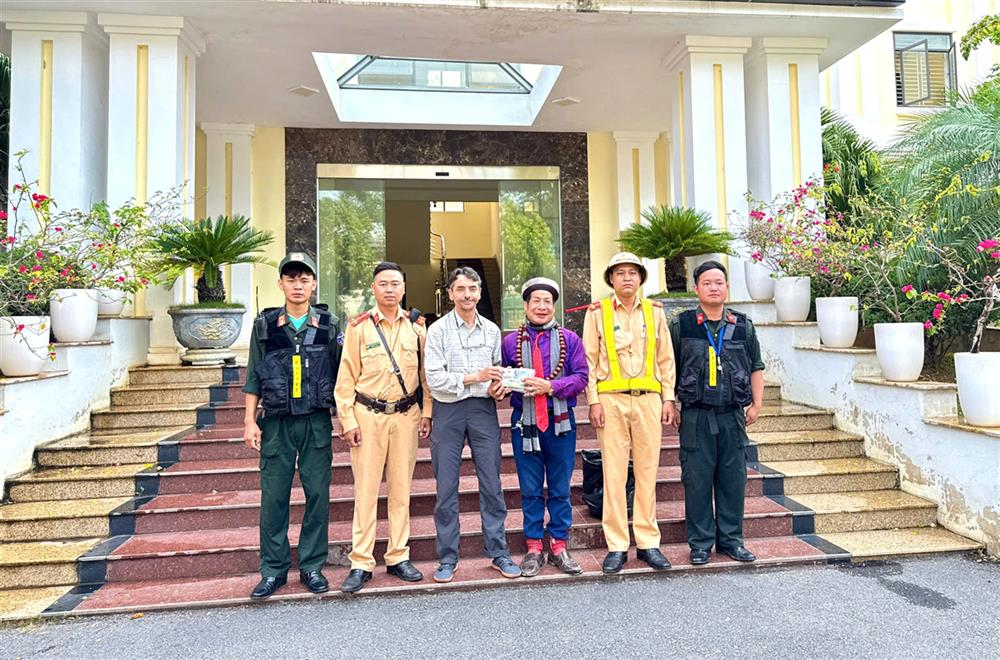 Lực lượng Cảnh sát giao thông và công dân Đèo Văn Chiền trao trả số tài sản, giấy tờ cho ông Pattrick Michel Tomas.