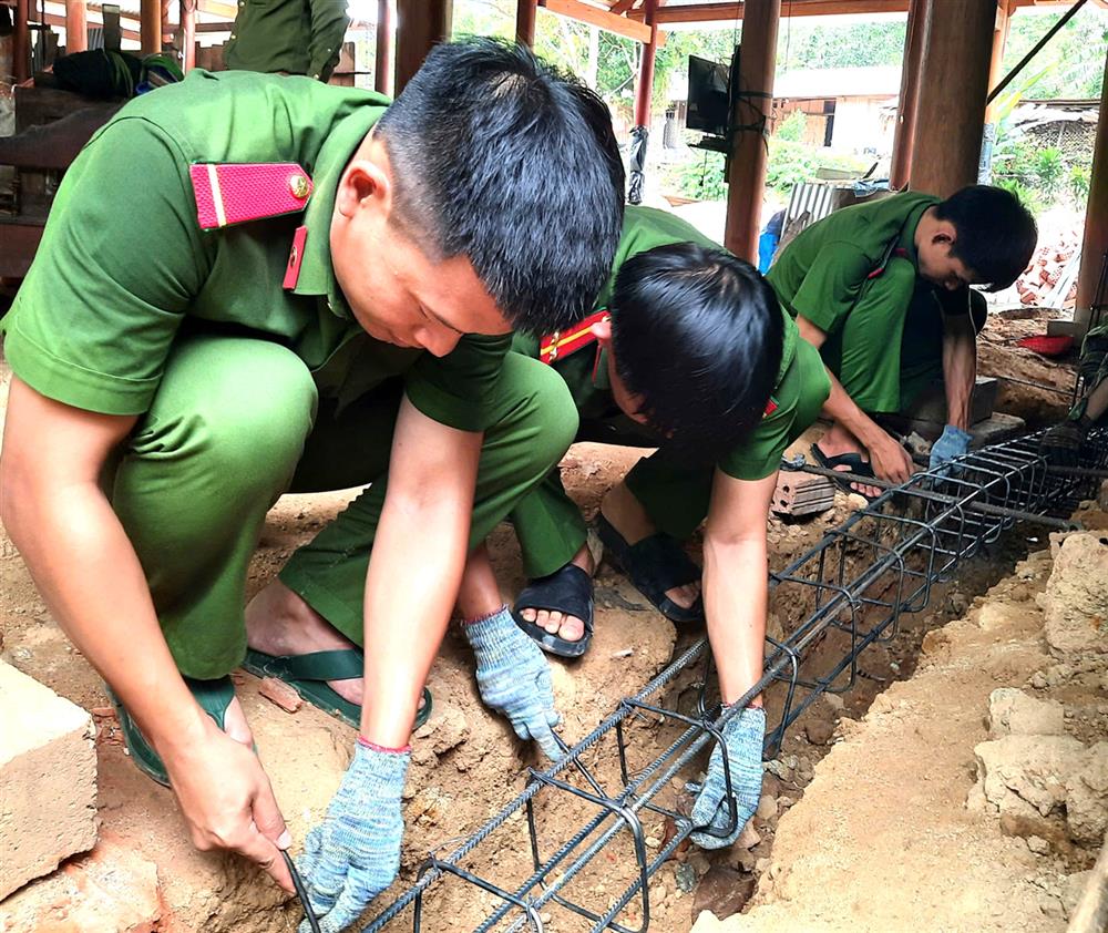 Cán bộ, chiến sĩ trực tiếp xây dựng nhà mới cho hộ gia đình có hoàn cảnh khó khăn.