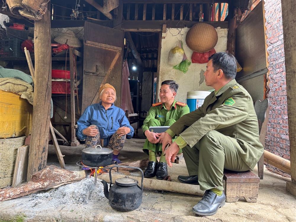 Trung tá Phạm Huy Dũng, Trưởng Công an thị trấn Chợ Rã và lực lượng tham gia bảo vệ an ninh, trật tự tại cơ sở trao đổi, động viên bà Cao Thị Tám để xây dựng nhà mới.