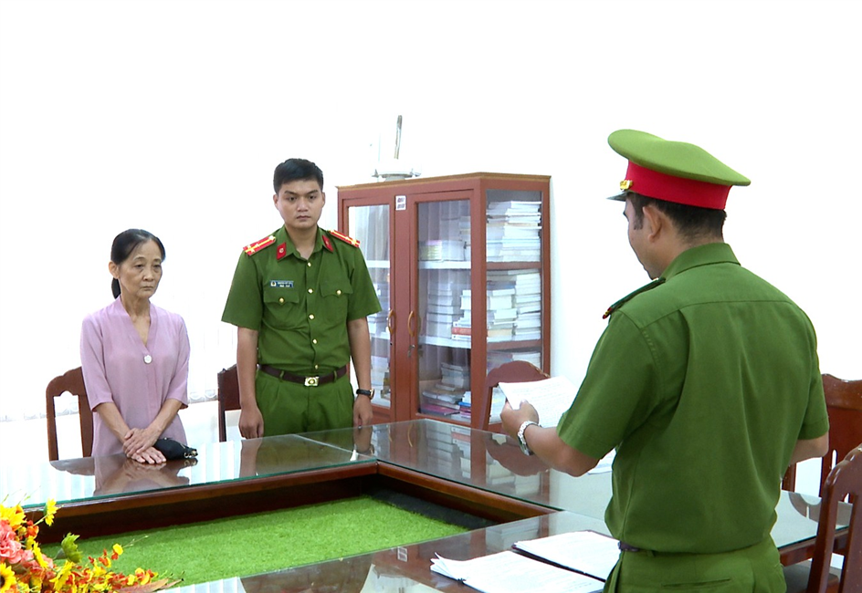 Cơ quan Cảnh sát điều tra Công an tỉnh Bạc Liêu tống đạt các quyết định và lệnh đối với Trần Thị Kiều Oanh.