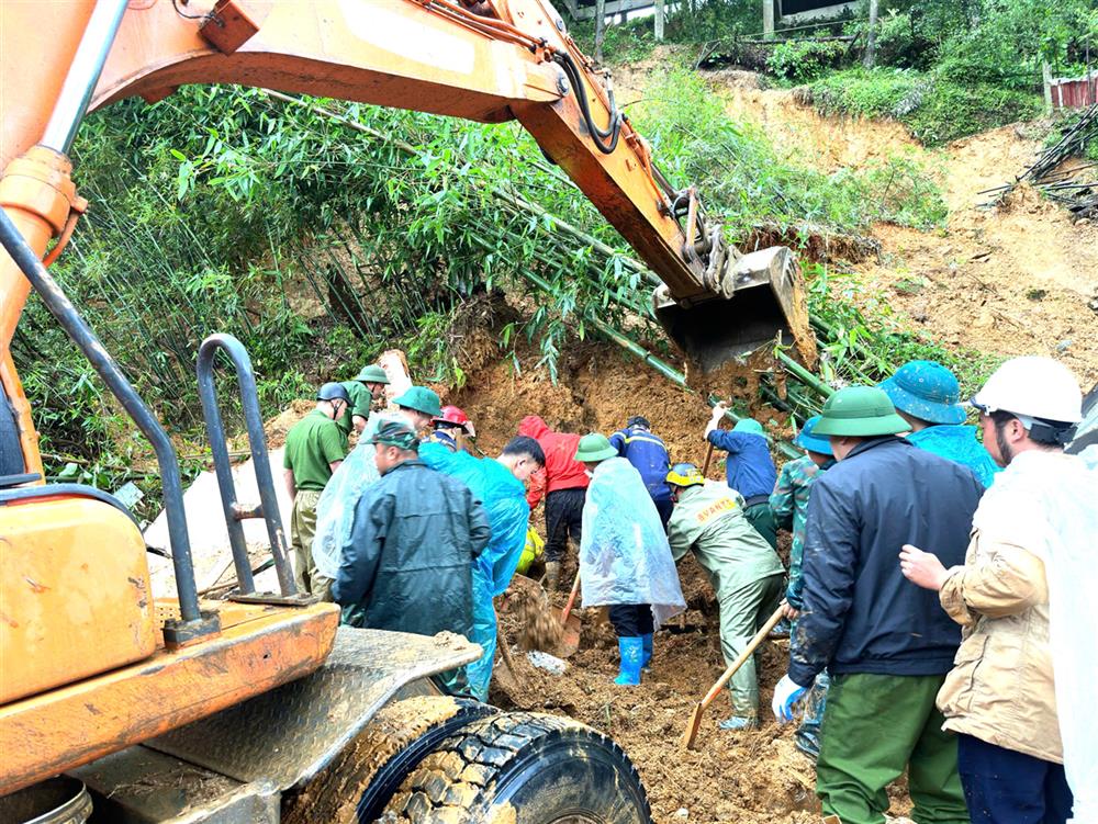 Các lực lượng tìm kiếm nạn nhân.
